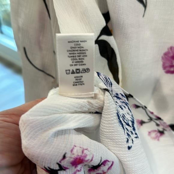 Like new Large Ann Taylor ivory sheer long sleeve blouse. 98% poly 2% spandex - Picture 8 of 9